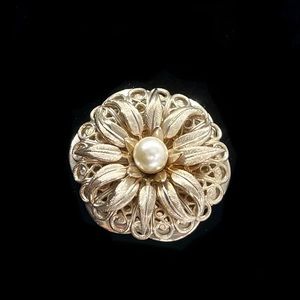 Vintage Lieba Gold tone and faux Pearl Scarf Clip
